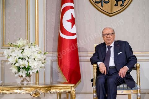 18 mars 2016 : rencontre entre Béji Caïd Essebsi, Président de la République tunisienne, et M. Jean-Marc Ayrault, Ministre des Affaires Etrangères français, au Palais présidentiel de Carthage dans le cadre de la visite de deux jours à Tunis de M. Ayrault, dans les circonstances d'attaques terroristes et pour commémorer le 1er anniversaire de l'attentat du Bardo.