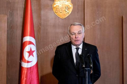 18 mars 2016 : rencontre entre Béji Caïd Essebsi, Président de la République tunisienne, et M. Jean-Marc Ayrault, Ministre des Affaires Etrangères français, au Palais présidentiel de Carthage dans le cadre de la visite de deux jours à Tunis de M. Ayrault, dans les circonstances d'attaques terroristes et pour commémorer le 1er anniversaire de l'attentat du Bardo.