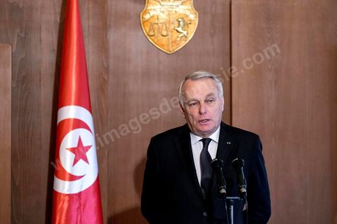 18 mars 2016 : rencontre entre Béji Caïd Essebsi, Président de la République tunisienne, et M. Jean-Marc Ayrault, Ministre des Affaires Etrangères français, au Palais présidentiel de Carthage dans le cadre de la visite de deux jours à Tunis de M. Ayrault, dans les circonstances d'attaques terroristes et pour commémorer le 1er anniversaire de l'attentat du Bardo.