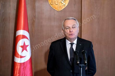 18 mars 2016 : rencontre entre Béji Caïd Essebsi, Président de la République tunisienne, et M. Jean-Marc Ayrault, Ministre des Affaires Etrangères français, au Palais présidentiel de Carthage dans le cadre de la visite de deux jours à Tunis de M. Ayrault, dans les circonstances d'attaques terroristes et pour commémorer le 1er anniversaire de l'attentat du Bardo.