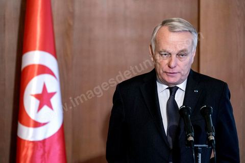18 mars 2016 : rencontre entre Béji Caïd Essebsi, Président de la République tunisienne, et M. Jean-Marc Ayrault, Ministre des Affaires Etrangères français, au Palais présidentiel de Carthage dans le cadre de la visite de deux jours à Tunis de M. Ayrault, dans les circonstances d'attaques terroristes et pour commémorer le 1er anniversaire de l'attentat du Bardo.