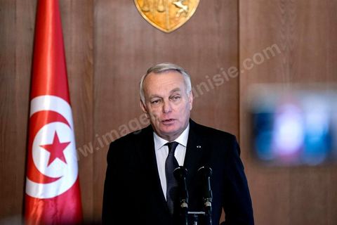 18 mars 2016 : rencontre entre Béji Caïd Essebsi, Président de la République tunisienne, et M. Jean-Marc Ayrault, Ministre des Affaires Etrangères français, au Palais présidentiel de Carthage dans le cadre de la visite de deux jours à Tunis de M. Ayrault, dans les circonstances d'attaques terroristes et pour commémorer le 1er anniversaire de l'attentat du Bardo.