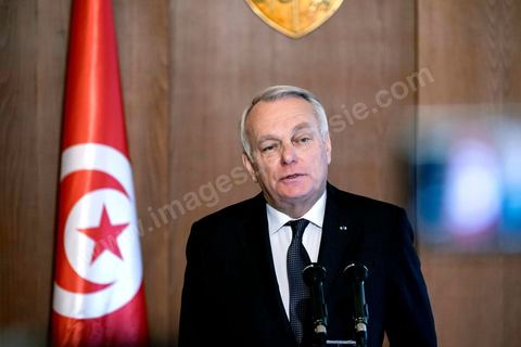 18 mars 2016 : rencontre entre Béji Caïd Essebsi, Président de la République tunisienne, et M. Jean-Marc Ayrault, Ministre des Affaires Etrangères français, au Palais présidentiel de Carthage dans le cadre de la visite de deux jours à Tunis de M. Ayrault, dans les circonstances d'attaques terroristes et pour commémorer le 1er anniversaire de l'attentat du Bardo.