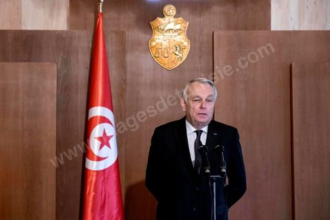 18 mars 2016 : rencontre entre Béji Caïd Essebsi, Président de la République tunisienne, et M. Jean-Marc Ayrault, Ministre des Affaires Etrangères français, au Palais présidentiel de Carthage dans le cadre de la visite de deux jours à Tunis de M. Ayrault, dans les circonstances d'attaques terroristes et pour commémorer le 1er anniversaire de l'attentat du Bardo.