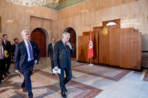 18 mars 2016 : rencontre entre Béji Caïd Essebsi, Président de la République tunisienne, et M. Jean-Marc Ayrault, Ministre des Affaires Etrangères français, au Palais présidentiel de Carthage dans le cadre de la visite de deux jours à Tunis de M. Ayrault, dans les circonstances d'attaques terroristes et pour commémorer le 1er anniversaire de l'attentat du Bardo.
