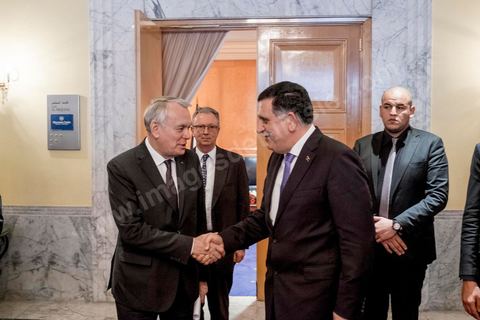 18 mars 2016 : «Votre place est à Tripoli.» C’est en substance le message que Jean-Marc Ayrault, le ministre des Affaires étrangères, a répété lors de sa visite, jeudi et vendredi, à Tunis, où il a rencontré le Premier ministre du gouvernement libyen d’union nationale en exil, Faez Seraj. Les propos de Jean-Marc Ayrault étaient sans équivoque : «Le gouvernement d’union nationale doit s’installer dans la capitale pour travailler le plus vite possible.»