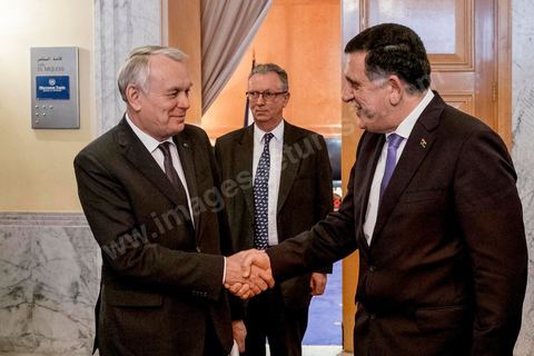 18 mars 2016 : «Votre place est à Tripoli.» C’est en substance le message que Jean-Marc Ayrault, le ministre des Affaires étrangères, a répété lors de sa visite, jeudi et vendredi, à Tunis, où il a rencontré le Premier ministre du gouvernement libyen d’union nationale en exil, Faez Seraj. Les propos de Jean-Marc Ayrault étaient sans équivoque : «Le gouvernement d’union nationale doit s’installer dans la capitale pour travailler le plus vite possible.»