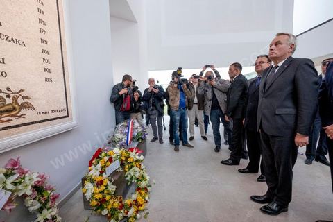 18 mars 2016 : Jean-Marc Ayrault dépose une gerbe en hommage aux victimes. Un an après l'attentat, la Tunisie organise un grand événement avec la commémoration de l'attentat du Bardo qui a fait 21 victimes étangères et une victime tunisienne. La cérémonie qui s'est déroulée dans le hall du musée avec la présence du premier ministre tunisien, Habib Essid, des ministres tunisiens mais aussi Jean-Marc Ayrault, Ministre des Affaires Etrangères français.