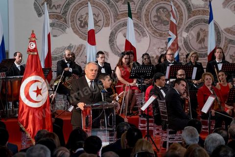 18 mars 2016 : Discours de Jean-Marc Ayrault, ministre des Affaires Etrangères français au musée du Bardo. Un an après l'attentat, la Tunisie organise un grand événement avec la commémoration de l'attentat du Bardo qui a fait 21 victimes étangères et une victime tunisienne. La cérémonie qui s'est déroulée dans le hall du musée avec la présence du premier ministre tunisien, Habib Essid, des ministres tunisiens mais aussi Jean-Marc Ayrault, Ministre des Affaires Etrangères français.