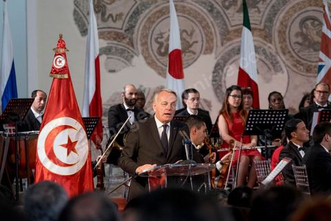 18 mars 2016 : Discours de Jean-Marc Ayrault, ministre des Affaires Etrangères français au musée du Bardo. Un an après l'attentat, la Tunisie organise un grand événement avec la commémoration de l'attentat du Bardo qui a fait 21 victimes étangères et une victime tunisienne. La cérémonie qui s'est déroulée dans le hall du musée avec la présence du premier ministre tunisien, Habib Essid, des ministres tunisiens mais aussi Jean-Marc Ayrault, Ministre des Affaires Etrangères français.
