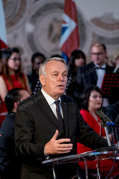 18 mars 2016 : Discours de Jean-Marc Ayrault, ministre des Affaires Etrangères français au musée du Bardo. Un an après l'attentat, la Tunisie organise un grand événement avec la commémoration de l'attentat du Bardo qui a fait 21 victimes étangères et une victime tunisienne. La cérémonie qui s'est déroulée dans le hall du musée avec la présence du premier ministre tunisien, Habib Essid, des ministres tunisiens mais aussi Jean-Marc Ayrault, Ministre des Affaires Etrangères français.