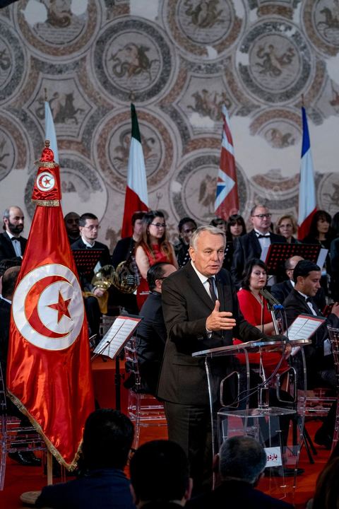 18 mars 2016 : Discours de Jean-Marc Ayrault, ministre des Affaires Etrangères français au musée du Bardo. Un an après l'attentat, la Tunisie organise un grand événement avec la commémoration de l'attentat du Bardo qui a fait 21 victimes étangères et une victime tunisienne. La cérémonie qui s'est déroulée dans le hall du musée avec la présence du premier ministre tunisien, Habib Essid, des ministres tunisiens mais aussi Jean-Marc Ayrault, Ministre des Affaires Etrangères français.
