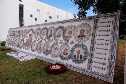 18 mars 2016 : Une grande mosaique a été présenté avec les portraits des 22 victimes. Un an après l'attentat, la Tunisie organise un grand événement avec la commémoration de l'attentat du Bardo qui a fait 21 victimes étangères et une victime tunisienne. La cérémonie qui s'est déroulée dans le hall du musée avec la présence du premier ministre tunisien, Habib Essid, des ministres tunisiens mais aussi Jean-Marc Ayrault, Ministre des Affaires Etrangères français.