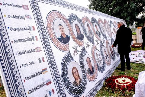 18 mars 2016 : Une grande mosaique a été présenté avec les portraits des 22 victimes. Un an après l'attentat, la Tunisie organise un grand événement avec la commémoration de l'attentat du Bardo qui a fait 21 victimes étangères et une victime tunisienne. La cérémonie qui s'est déroulée dans le hall du musée avec la présence du premier ministre tunisien, Habib Essid, des ministres tunisiens mais aussi Jean-Marc Ayrault, Ministre des Affaires Etrangères français.