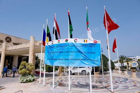 22 mars 2016 : conférence de presse du chef de la diplomatie tunisienne, Khemaies Jhinaoui, et de l'envoyé spécial du secrétaire général des Nations unies pour la Libye, Martin Kobler, suite aux deux jours de travaux de la 8ème réunion ministérielle des pays voisins de la Libye à Tunis. M. Jhinaoui a souligné que le contrôle par les organisations terroristes de certaines régions libyennes constituait une source de "préoccupation extrême". Il est donc impératif d'"accélérer" la prise de fonctions du Conseil présidentiel du gouvernement d'entente nationale pour lui permettre d'entamer sa mission de lutte contre le terrorisme, a-t-il ajouté. Pour sa part, Kobler a estimé que le processus politique en Libye était "précaire" car certains députés s'étaient abstenus de voter le gouvernement d'entente nationale outre les déclarations de certaines parties sur leur intention d'interdire ce gouvernement d'entrer dans la capitale pour la prise de fonctions.