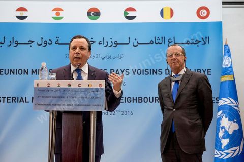 22 mars 2016 : conférence de presse du chef de la diplomatie tunisienne, Khemaies Jhinaoui, et de l'envoyé spécial du secrétaire général des Nations unies pour la Libye, Martin Kobler, suite aux deux jours de travaux de la 8ème réunion ministérielle des pays voisins de la Libye à Tunis. M. Jhinaoui a souligné que le contrôle par les organisations terroristes de certaines régions libyennes constituait une source de "préoccupation extrême". Il est donc impératif d'"accélérer" la prise de fonctions du Conseil présidentiel du gouvernement d'entente nationale pour lui permettre d'entamer sa mission de lutte contre le terrorisme, a-t-il ajouté. Pour sa part, Kobler a estimé que le processus politique en Libye était "précaire" car certains députés s'étaient abstenus de voter le gouvernement d'entente nationale outre les déclarations de certaines parties sur leur intention d'interdire ce gouvernement d'entrer dans la capitale pour la prise de fonctions.