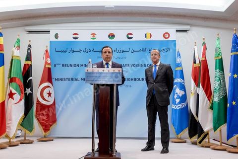 22 mars 2016 : conférence de presse du chef de la diplomatie tunisienne, Khemaies Jhinaoui, et de l'envoyé spécial du secrétaire général des Nations unies pour la Libye, Martin Kobler, suite aux deux jours de travaux de la 8ème réunion ministérielle des pays voisins de la Libye à Tunis. M. Jhinaoui a souligné que le contrôle par les organisations terroristes de certaines régions libyennes constituait une source de "préoccupation extrême". Il est donc impératif d'"accélérer" la prise de fonctions du Conseil présidentiel du gouvernement d'entente nationale pour lui permettre d'entamer sa mission de lutte contre le terrorisme, a-t-il ajouté. Pour sa part, Kobler a estimé que le processus politique en Libye était "précaire" car certains députés s'étaient abstenus de voter le gouvernement d'entente nationale outre les déclarations de certaines parties sur leur intention d'interdire ce gouvernement d'entrer dans la capitale pour la prise de fonctions.
