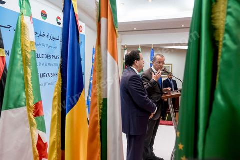 22 mars 2016 : conférence de presse du chef de la diplomatie tunisienne, Khemaies Jhinaoui, et de l'envoyé spécial du secrétaire général des Nations unies pour la Libye, Martin Kobler, suite aux deux jours de travaux de la 8ème réunion ministérielle des pays voisins de la Libye à Tunis. M. Jhinaoui a souligné que le contrôle par les organisations terroristes de certaines régions libyennes constituait une source de "préoccupation extrême". Il est donc impératif d'"accélérer" la prise de fonctions du Conseil présidentiel du gouvernement d'entente nationale pour lui permettre d'entamer sa mission de lutte contre le terrorisme, a-t-il ajouté. Pour sa part, Kobler a estimé que le processus politique en Libye était "précaire" car certains députés s'étaient abstenus de voter le gouvernement d'entente nationale outre les déclarations de certaines parties sur leur intention d'interdire ce gouvernement d'entrer dans la capitale pour la prise de fonctions.