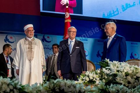 20 mai 2016 : Béji Caïd Essebsi, Rached Ghannouchi et Abdelfattah Mourou à l'ouverture du 10e congrès du Mouvement Ennahdha dans la garnde salle de sport de Radès, avec plusierus milliers de militants et de congressistes du parti Ennahdha. Mais l'événement fut bien la présence et le discours de Beji Caïd Essebsi, Président de la République élu il y a plus d'un an grâce à une campagne anti Ennahdha, mais avec qui il doit depuis cohabiter au pouvoir : "Je veux être franc avec vous, j'ai hésité à venir", a-t-il dit. Mais "je suis venu par considération pour les efforts de ce parti pour appuyer le consensus de réconciliation nationale"La cérémonie inaugurale s’est déroulée en présence du président de l’Assemblée des représentants du peuple, Mohamed Ennaceur, des membres de la coalition gouvernementale, de partis représentés et non représentés au parlement, de députés et de personnalités nationales, un show où il était bon d'être vu. Ce congrès doit marquer un tournant dans l'histoire du mouvement en actant la séparation entre activités politiques et religieuses. Au cours du week-end, le parti - pour lequel un changement de nom est évoqué - doit évaluer son action et tirer le bilan de ses deux ans au pouvoir au sein d'une "troïka".Il doit aussi adopter des "feuilles de route" politique, économique et sociale pour les années à venir.