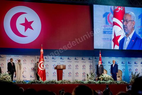 20 mai 2016 : Béji Caïd Essebsi et Rached Ghannouchi à l'ouverture du 10e congrès du Mouvement Ennahdha dans la garnde salle de sport de Radès, avec plusierus milliers de militants et de congressistes du parti Ennahdha. Mais l'événement fut bien la présence et le discours de Beji Caïd Essebsi, Président de la République élu il y a plus d'un an grâce à une campagne anti Ennahdha, mais avec qui il doit depuis cohabiter au pouvoir : "Je veux être franc avec vous, j'ai hésité à venir", a-t-il dit. Mais "je suis venu par considération pour les efforts de ce parti pour appuyer le consensus de réconciliation nationale"La cérémonie inaugurale s’est déroulée en présence du président de l’Assemblée des représentants du peuple, Mohamed Ennaceur, des membres de la coalition gouvernementale, de partis représentés et non représentés au parlement, de députés et de personnalités nationales, un show où il était bon d'être vu. Ce congrès doit marquer un tournant dans l'histoire du mouvement en actant la séparation entre activités politiques et religieuses. Au cours du week-end, le parti - pour lequel un changement de nom est évoqué - doit évaluer son action et tirer le bilan de ses deux ans au pouvoir au sein d'une "troïka".Il doit aussi adopter des "feuilles de route" politique, économique et sociale pour les années à venir.