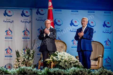 20 mai 2016 : Béji Caïd Essebsi et Rached Ghannouchi à l'ouverture du 10e congrès du Mouvement Ennahdha dans la garnde salle de sport de Radès, avec plusierus milliers de militants et de congressistes du parti Ennahdha. Mais l'événement fut bien la présence et le discours de Beji Caïd Essebsi, Président de la République élu il y a plus d'un an grâce à une campagne anti Ennahdha, mais avec qui il doit depuis cohabiter au pouvoir : "Je veux être franc avec vous, j'ai hésité à venir", a-t-il dit. Mais "je suis venu par considération pour les efforts de ce parti pour appuyer le consensus de réconciliation nationale"La cérémonie inaugurale s’est déroulée en présence du président de l’Assemblée des représentants du peuple, Mohamed Ennaceur, des membres de la coalition gouvernementale, de partis représentés et non représentés au parlement, de députés et de personnalités nationales, un show où il était bon d'être vu. Ce congrès doit marquer un tournant dans l'histoire du mouvement en actant la séparation entre activités politiques et religieuses. Au cours du week-end, le parti - pour lequel un changement de nom est évoqué - doit évaluer son action et tirer le bilan de ses deux ans au pouvoir au sein d'une "troïka".Il doit aussi adopter des "feuilles de route" politique, économique et sociale pour les années à venir.