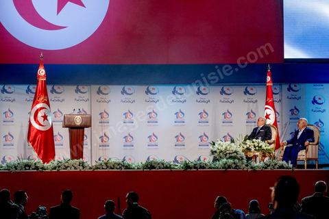 20 mai 2016 : Béji Caïd Essebsi et Rached Ghannouchi à l'ouverture du 10e congrès du Mouvement Ennahdha dans la garnde salle de sport de Radès, avec plusierus milliers de militants et de congressistes du parti Ennahdha. Mais l'événement fut bien la présence et le discours de Beji Caïd Essebsi, Président de la République élu il y a plus d'un an grâce à une campagne anti Ennahdha, mais avec qui il doit depuis cohabiter au pouvoir : "Je veux être franc avec vous, j'ai hésité à venir", a-t-il dit. Mais "je suis venu par considération pour les efforts de ce parti pour appuyer le consensus de réconciliation nationale"La cérémonie inaugurale s’est déroulée en présence du président de l’Assemblée des représentants du peuple, Mohamed Ennaceur, des membres de la coalition gouvernementale, de partis représentés et non représentés au parlement, de députés et de personnalités nationales, un show où il était bon d'être vu. Ce congrès doit marquer un tournant dans l'histoire du mouvement en actant la séparation entre activités politiques et religieuses. Au cours du week-end, le parti - pour lequel un changement de nom est évoqué - doit évaluer son action et tirer le bilan de ses deux ans au pouvoir au sein d'une "troïka".Il doit aussi adopter des "feuilles de route" politique, économique et sociale pour les années à venir.