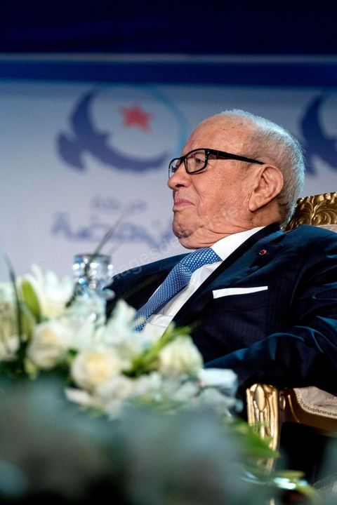 20 mai 2016 : Béji Caïd Essebsi et Rached Ghannouchi à l'ouverture du 10e congrès du Mouvement Ennahdha dans la garnde salle de sport de Radès, avec plusierus milliers de militants et de congressistes du parti Ennahdha. Mais l'événement fut bien la présence et le discours de Beji Caïd Essebsi, Président de la République élu il y a plus d'un an grâce à une campagne anti Ennahdha, mais avec qui il doit depuis cohabiter au pouvoir : "Je veux être franc avec vous, j'ai hésité à venir", a-t-il dit. Mais "je suis venu par considération pour les efforts de ce parti pour appuyer le consensus de réconciliation nationale"La cérémonie inaugurale s’est déroulée en présence du président de l’Assemblée des représentants du peuple, Mohamed Ennaceur, des membres de la coalition gouvernementale, de partis représentés et non représentés au parlement, de députés et de personnalités nationales, un show où il était bon d'être vu. Ce congrès doit marquer un tournant dans l'histoire du mouvement en actant la séparation entre activités politiques et religieuses. Au cours du week-end, le parti - pour lequel un changement de nom est évoqué - doit évaluer son action et tirer le bilan de ses deux ans au pouvoir au sein d'une "troïka".Il doit aussi adopter des "feuilles de route" politique, économique et sociale pour les années à venir.