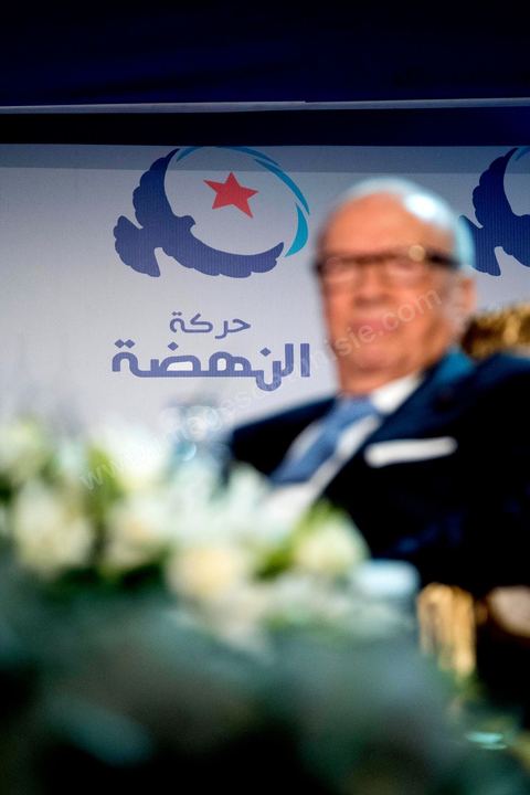 20 mai 2016 : Béji Caïd Essebsi et Rached Ghannouchi à l'ouverture du 10e congrès du Mouvement Ennahdha dans la garnde salle de sport de Radès, avec plusierus milliers de militants et de congressistes du parti Ennahdha. Mais l'événement fut bien la présence et le discours de Beji Caïd Essebsi, Président de la République élu il y a plus d'un an grâce à une campagne anti Ennahdha, mais avec qui il doit depuis cohabiter au pouvoir : "Je veux être franc avec vous, j'ai hésité à venir", a-t-il dit. Mais "je suis venu par considération pour les efforts de ce parti pour appuyer le consensus de réconciliation nationale"La cérémonie inaugurale s’est déroulée en présence du président de l’Assemblée des représentants du peuple, Mohamed Ennaceur, des membres de la coalition gouvernementale, de partis représentés et non représentés au parlement, de députés et de personnalités nationales, un show où il était bon d'être vu. Ce congrès doit marquer un tournant dans l'histoire du mouvement en actant la séparation entre activités politiques et religieuses. Au cours du week-end, le parti - pour lequel un changement de nom est évoqué - doit évaluer son action et tirer le bilan de ses deux ans au pouvoir au sein d'une "troïka".Il doit aussi adopter des "feuilles de route" politique, économique et sociale pour les années à venir.