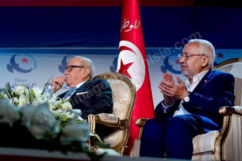 20 mai 2016 : Béji Caïd Essebsi et Rached Ghannouchi à l'ouverture du 10e congrès du Mouvement Ennahdha dans la garnde salle de sport de Radès, avec plusierus milliers de militants et de congressistes du parti Ennahdha. Mais l'événement fut bien la présence et le discours de Beji Caïd Essebsi, Président de la République élu il y a plus d'un an grâce à une campagne anti Ennahdha, mais avec qui il doit depuis cohabiter au pouvoir : "Je veux être franc avec vous, j'ai hésité à venir", a-t-il dit. Mais "je suis venu par considération pour les efforts de ce parti pour appuyer le consensus de réconciliation nationale"La cérémonie inaugurale s’est déroulée en présence du président de l’Assemblée des représentants du peuple, Mohamed Ennaceur, des membres de la coalition gouvernementale, de partis représentés et non représentés au parlement, de députés et de personnalités nationales, un show où il était bon d'être vu. Ce congrès doit marquer un tournant dans l'histoire du mouvement en actant la séparation entre activités politiques et religieuses. Au cours du week-end, le parti - pour lequel un changement de nom est évoqué - doit évaluer son action et tirer le bilan de ses deux ans au pouvoir au sein d'une "troïka".Il doit aussi adopter des "feuilles de route" politique, économique et sociale pour les années à venir.