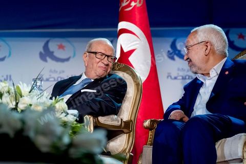 20 mai 2016 : Béji Caïd Essebsi et Rached Ghannouchi à l'ouverture du 10e congrès du Mouvement Ennahdha dans la garnde salle de sport de Radès, avec plusierus milliers de militants et de congressistes du parti Ennahdha. Mais l'événement fut bien la présence et le discours de Beji Caïd Essebsi, Président de la République élu il y a plus d'un an grâce à une campagne anti Ennahdha, mais avec qui il doit depuis cohabiter au pouvoir : "Je veux être franc avec vous, j'ai hésité à venir", a-t-il dit. Mais "je suis venu par considération pour les efforts de ce parti pour appuyer le consensus de réconciliation nationale"La cérémonie inaugurale s’est déroulée en présence du président de l’Assemblée des représentants du peuple, Mohamed Ennaceur, des membres de la coalition gouvernementale, de partis représentés et non représentés au parlement, de députés et de personnalités nationales, un show où il était bon d'être vu. Ce congrès doit marquer un tournant dans l'histoire du mouvement en actant la séparation entre activités politiques et religieuses. Au cours du week-end, le parti - pour lequel un changement de nom est évoqué - doit évaluer son action et tirer le bilan de ses deux ans au pouvoir au sein d'une "troïka".Il doit aussi adopter des "feuilles de route" politique, économique et sociale pour les années à venir.