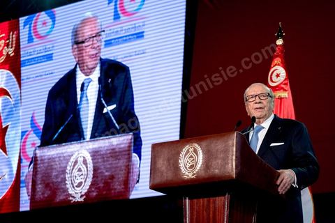 20 mai 2016 : Discours de  Béji Caïd Essebsi à l'ouverture du 10e congrès du Mouvement Ennahdha dans la garnde salle de sport de Radès, avec plusierus milliers de militants et de congressistes du parti Ennahdha. Mais l'événement fut bien la présence et le discours de Beji Caïd Essebsi, Président de la République élu il y a plus d'un an grâce à une campagne anti Ennahdha, mais avec qui il doit depuis cohabiter au pouvoir : "Je veux être franc avec vous, j'ai hésité à venir", a-t-il dit. Mais "je suis venu par considération pour les efforts de ce parti pour appuyer le consensus de réconciliation nationale"La cérémonie inaugurale s’est déroulée en présence du président de l’Assemblée des représentants du peuple, Mohamed Ennaceur, des membres de la coalition gouvernementale, de partis représentés et non représentés au parlement, de députés et de personnalités nationales, un show où il était bon d'être vu. Ce congrès doit marquer un tournant dans l'histoire du mouvement en actant la séparation entre activités politiques et religieuses. Au cours du week-end, le parti - pour lequel un changement de nom est évoqué - doit évaluer son action et tirer le bilan de ses deux ans au pouvoir au sein d'une "troïka".Il doit aussi adopter des "feuilles de route" politique, économique et sociale pour les années à venir.