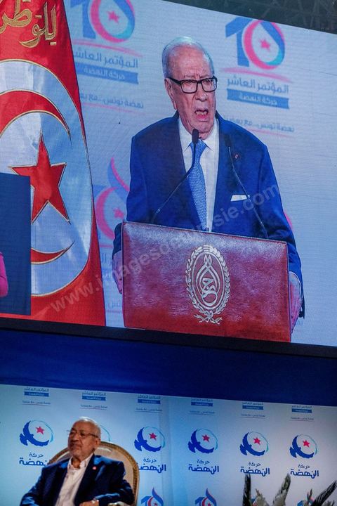 20 mai 2016 : Discours de  Béji Caïd Essebsi à l'ouverture du 10e congrès du Mouvement Ennahdha dans la garnde salle de sport de Radès, avec plusierus milliers de militants et de congressistes du parti Ennahdha. Mais l'événement fut bien la présence et le discours de Beji Caïd Essebsi, Président de la République élu il y a plus d'un an grâce à une campagne anti Ennahdha, mais avec qui il doit depuis cohabiter au pouvoir : "Je veux être franc avec vous, j'ai hésité à venir", a-t-il dit. Mais "je suis venu par considération pour les efforts de ce parti pour appuyer le consensus de réconciliation nationale"La cérémonie inaugurale s’est déroulée en présence du président de l’Assemblée des représentants du peuple, Mohamed Ennaceur, des membres de la coalition gouvernementale, de partis représentés et non représentés au parlement, de députés et de personnalités nationales, un show où il était bon d'être vu. Ce congrès doit marquer un tournant dans l'histoire du mouvement en actant la séparation entre activités politiques et religieuses. Au cours du week-end, le parti - pour lequel un changement de nom est évoqué - doit évaluer son action et tirer le bilan de ses deux ans au pouvoir au sein d'une "troïka".Il doit aussi adopter des "feuilles de route" politique, économique et sociale pour les années à venir.