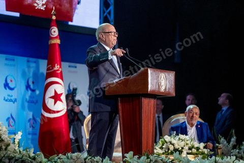 20 mai 2016 : Discours de  Béji Caïd Essebsi à l'ouverture du 10e congrès du Mouvement Ennahdha dans la garnde salle de sport de Radès, avec plusierus milliers de militants et de congressistes du parti Ennahdha. Mais l'événement fut bien la présence et le discours de Beji Caïd Essebsi, Président de la République élu il y a plus d'un an grâce à une campagne anti Ennahdha, mais avec qui il doit depuis cohabiter au pouvoir : "Je veux être franc avec vous, j'ai hésité à venir", a-t-il dit. Mais "je suis venu par considération pour les efforts de ce parti pour appuyer le consensus de réconciliation nationale"La cérémonie inaugurale s’est déroulée en présence du président de l’Assemblée des représentants du peuple, Mohamed Ennaceur, des membres de la coalition gouvernementale, de partis représentés et non représentés au parlement, de députés et de personnalités nationales, un show où il était bon d'être vu. Ce congrès doit marquer un tournant dans l'histoire du mouvement en actant la séparation entre activités politiques et religieuses. Au cours du week-end, le parti - pour lequel un changement de nom est évoqué - doit évaluer son action et tirer le bilan de ses deux ans au pouvoir au sein d'une "troïka".Il doit aussi adopter des "feuilles de route" politique, économique et sociale pour les années à venir.