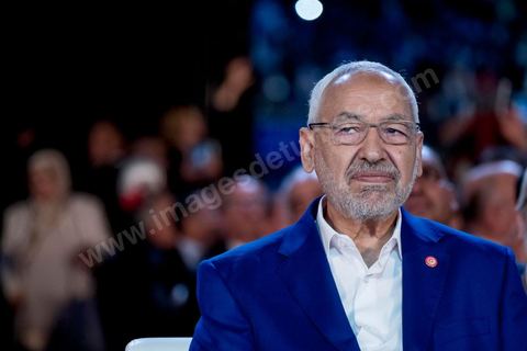 20 mai 2016 : Rached Ghannouchi à l'ouverture du 10e congrès du Mouvement Ennahdha dans la garnde salle de sport de Radès, avec plusierus milliers de militants et de congressistes du parti Ennahdha. Mais l'événement fut bien la présence et le discours de Beji Caïd Essebsi, Président de la République élu il y a plus d'un an grâce à une campagne anti Ennahdha, mais avec qui il doit depuis cohabiter au pouvoir : "Je veux être franc avec vous, j'ai hésité à venir", a-t-il dit. Mais "je suis venu par considération pour les efforts de ce parti pour appuyer le consensus de réconciliation nationale"La cérémonie inaugurale s’est déroulée en présence du président de l’Assemblée des représentants du peuple, Mohamed Ennaceur, des membres de la coalition gouvernementale, de partis représentés et non représentés au parlement, de députés et de personnalités nationales, un show où il était bon d'être vu. Ce congrès doit marquer un tournant dans l'histoire du mouvement en actant la séparation entre activités politiques et religieuses. Au cours du week-end, le parti - pour lequel un changement de nom est évoqué - doit évaluer son action et tirer le bilan de ses deux ans au pouvoir au sein d'une "troïka".Il doit aussi adopter des "feuilles de route" politique, économique et sociale pour les années à venir.