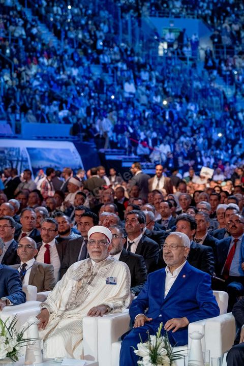 20 mai 2016 : Rached Ghannouchi et Abdelfathha Mourou à l'ouverture du 10e congrès du Mouvement Ennahdha dans la garnde salle de sport de Radès, avec plusierus milliers de militants et de congressistes du parti Ennahdha. Mais l'événement fut bien la présence et le discours de Beji Caïd Essebsi, Président de la République élu il y a plus d'un an grâce à une campagne anti Ennahdha, mais avec qui il doit depuis cohabiter au pouvoir : "Je veux être franc avec vous, j'ai hésité à venir", a-t-il dit. Mais "je suis venu par considération pour les efforts de ce parti pour appuyer le consensus de réconciliation nationale"La cérémonie inaugurale s’est déroulée en présence du président de l’Assemblée des représentants du peuple, Mohamed Ennaceur, des membres de la coalition gouvernementale, de partis représentés et non représentés au parlement, de députés et de personnalités nationales, un show où il était bon d'être vu. Ce congrès doit marquer un tournant dans l'histoire du mouvement en actant la séparation entre activités politiques et religieuses. Au cours du week-end, le parti - pour lequel un changement de nom est évoqué - doit évaluer son action et tirer le bilan de ses deux ans au pouvoir au sein d'une "troïka".Il doit aussi adopter des "feuilles de route" politique, économique et sociale pour les années à venir.