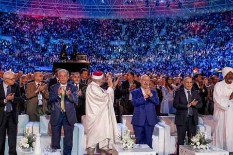 20 mai 2016 : ouverture du 10e congrès du Mouvement Ennahdha dans la garnde salle de sport de Radès, avec plusierus milliers de militants et de congressistes du parti Ennahdha. Mais l'événement fut bien la présence et le discours de Beji Caïd Essebsi, Président de la République élu il y a plus d'un an grâce à une campagne anti Ennahdha, mais avec qui il doit depuis cohabiter au pouvoir : "Je veux être franc avec vous, j'ai hésité à venir", a-t-il dit. Mais "je suis venu par considération pour les efforts de ce parti pour appuyer le consensus de réconciliation nationale"La cérémonie inaugurale s’est déroulée en présence du président de l’Assemblée des représentants du peuple, Mohamed Ennaceur, des membres de la coalition gouvernementale, de partis représentés et non représentés au parlement, de députés et de personnalités nationales, un show où il était bon d'être vu. Ce congrès doit marquer un tournant dans l'histoire du mouvement en actant la séparation entre activités politiques et religieuses. Au cours du week-end, le parti - pour lequel un changement de nom est évoqué - doit évaluer son action et tirer le bilan de ses deux ans au pouvoir au sein d'une "troïka".Il doit aussi adopter des "feuilles de route" politique, économique et sociale pour les années à venir.