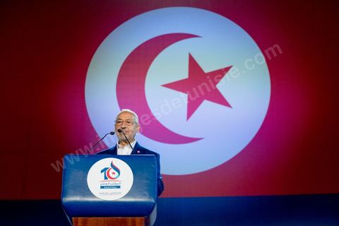 20 mai 2016 : Discours de  Rached Ghannouchi à l'ouverture du 10e congrès du Mouvement Ennahdha dans la garnde salle de sport de Radès, avec plusierus milliers de militants et de congressistes du parti Ennahdha. Mais l'événement fut bien la présence et le discours de Beji Caïd Essebsi, Président de la République élu il y a plus d'un an grâce à une campagne anti Ennahdha, mais avec qui il doit depuis cohabiter au pouvoir : "Je veux être franc avec vous, j'ai hésité à venir", a-t-il dit. Mais "je suis venu par considération pour les efforts de ce parti pour appuyer le consensus de réconciliation nationale"La cérémonie inaugurale s’est déroulée en présence du président de l’Assemblée des représentants du peuple, Mohamed Ennaceur, des membres de la coalition gouvernementale, de partis représentés et non représentés au parlement, de députés et de personnalités nationales, un show où il était bon d'être vu. Ce congrès doit marquer un tournant dans l'histoire du mouvement en actant la séparation entre activités politiques et religieuses. Au cours du week-end, le parti - pour lequel un changement de nom est évoqué - doit évaluer son action et tirer le bilan de ses deux ans au pouvoir au sein d'une "troïka".Il doit aussi adopter des "feuilles de route" politique, économique et sociale pour les années à venir.