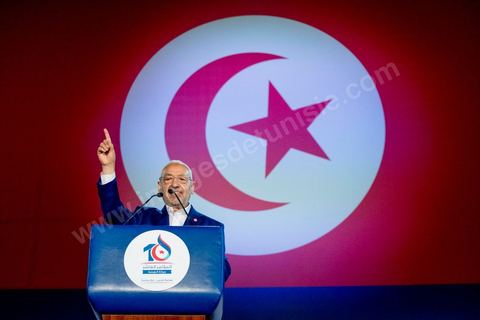 20 mai 2016 : Discours de  Rached Ghannouchi à l'ouverture du 10e congrès du Mouvement Ennahdha dans la garnde salle de sport de Radès, avec plusierus milliers de militants et de congressistes du parti Ennahdha. Mais l'événement fut bien la présence et le discours de Beji Caïd Essebsi, Président de la République élu il y a plus d'un an grâce à une campagne anti Ennahdha, mais avec qui il doit depuis cohabiter au pouvoir : "Je veux être franc avec vous, j'ai hésité à venir", a-t-il dit. Mais "je suis venu par considération pour les efforts de ce parti pour appuyer le consensus de réconciliation nationale"La cérémonie inaugurale s’est déroulée en présence du président de l’Assemblée des représentants du peuple, Mohamed Ennaceur, des membres de la coalition gouvernementale, de partis représentés et non représentés au parlement, de députés et de personnalités nationales, un show où il était bon d'être vu. Ce congrès doit marquer un tournant dans l'histoire du mouvement en actant la séparation entre activités politiques et religieuses. Au cours du week-end, le parti - pour lequel un changement de nom est évoqué - doit évaluer son action et tirer le bilan de ses deux ans au pouvoir au sein d'une "troïka".Il doit aussi adopter des "feuilles de route" politique, économique et sociale pour les années à venir.