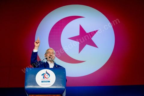20 mai 2016 : Discours de  Rached Ghannouchi à l'ouverture du 10e congrès du Mouvement Ennahdha dans la garnde salle de sport de Radès, avec plusierus milliers de militants et de congressistes du parti Ennahdha. Mais l'événement fut bien la présence et le discours de Beji Caïd Essebsi, Président de la République élu il y a plus d'un an grâce à une campagne anti Ennahdha, mais avec qui il doit depuis cohabiter au pouvoir : "Je veux être franc avec vous, j'ai hésité à venir", a-t-il dit. Mais "je suis venu par considération pour les efforts de ce parti pour appuyer le consensus de réconciliation nationale"La cérémonie inaugurale s’est déroulée en présence du président de l’Assemblée des représentants du peuple, Mohamed Ennaceur, des membres de la coalition gouvernementale, de partis représentés et non représentés au parlement, de députés et de personnalités nationales, un show où il était bon d'être vu. Ce congrès doit marquer un tournant dans l'histoire du mouvement en actant la séparation entre activités politiques et religieuses. Au cours du week-end, le parti - pour lequel un changement de nom est évoqué - doit évaluer son action et tirer le bilan de ses deux ans au pouvoir au sein d'une "troïka".Il doit aussi adopter des "feuilles de route" politique, économique et sociale pour les années à venir.