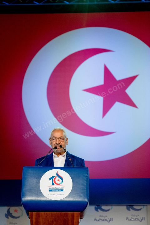 20 mai 2016 : Discours de  Rached Ghannouchi à l'ouverture du 10e congrès du Mouvement Ennahdha dans la garnde salle de sport de Radès, avec plusierus milliers de militants et de congressistes du parti Ennahdha. Mais l'événement fut bien la présence et le discours de Beji Caïd Essebsi, Président de la République élu il y a plus d'un an grâce à une campagne anti Ennahdha, mais avec qui il doit depuis cohabiter au pouvoir : "Je veux être franc avec vous, j'ai hésité à venir", a-t-il dit. Mais "je suis venu par considération pour les efforts de ce parti pour appuyer le consensus de réconciliation nationale"La cérémonie inaugurale s’est déroulée en présence du président de l’Assemblée des représentants du peuple, Mohamed Ennaceur, des membres de la coalition gouvernementale, de partis représentés et non représentés au parlement, de députés et de personnalités nationales, un show où il était bon d'être vu. Ce congrès doit marquer un tournant dans l'histoire du mouvement en actant la séparation entre activités politiques et religieuses. Au cours du week-end, le parti - pour lequel un changement de nom est évoqué - doit évaluer son action et tirer le bilan de ses deux ans au pouvoir au sein d'une "troïka".Il doit aussi adopter des "feuilles de route" politique, économique et sociale pour les années à venir.