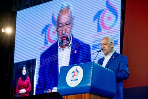 20 mai 2016 : Discours de  Rached Ghannouchi à l'ouverture du 10e congrès du Mouvement Ennahdha dans la garnde salle de sport de Radès, avec plusierus milliers de militants et de congressistes du parti Ennahdha. Mais l'événement fut bien la présence et le discours de Beji Caïd Essebsi, Président de la République élu il y a plus d'un an grâce à une campagne anti Ennahdha, mais avec qui il doit depuis cohabiter au pouvoir : "Je veux être franc avec vous, j'ai hésité à venir", a-t-il dit. Mais "je suis venu par considération pour les efforts de ce parti pour appuyer le consensus de réconciliation nationale"La cérémonie inaugurale s’est déroulée en présence du président de l’Assemblée des représentants du peuple, Mohamed Ennaceur, des membres de la coalition gouvernementale, de partis représentés et non représentés au parlement, de députés et de personnalités nationales, un show où il était bon d'être vu. Ce congrès doit marquer un tournant dans l'histoire du mouvement en actant la séparation entre activités politiques et religieuses. Au cours du week-end, le parti - pour lequel un changement de nom est évoqué - doit évaluer son action et tirer le bilan de ses deux ans au pouvoir au sein d'une "troïka".Il doit aussi adopter des "feuilles de route" politique, économique et sociale pour les années à venir.