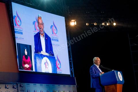 20 mai 2016 : Discours de  Rached Ghannouchi à l'ouverture du 10e congrès du Mouvement Ennahdha dans la garnde salle de sport de Radès, avec plusierus milliers de militants et de congressistes du parti Ennahdha. Mais l'événement fut bien la présence et le discours de Beji Caïd Essebsi, Président de la République élu il y a plus d'un an grâce à une campagne anti Ennahdha, mais avec qui il doit depuis cohabiter au pouvoir : "Je veux être franc avec vous, j'ai hésité à venir", a-t-il dit. Mais "je suis venu par considération pour les efforts de ce parti pour appuyer le consensus de réconciliation nationale"La cérémonie inaugurale s’est déroulée en présence du président de l’Assemblée des représentants du peuple, Mohamed Ennaceur, des membres de la coalition gouvernementale, de partis représentés et non représentés au parlement, de députés et de personnalités nationales, un show où il était bon d'être vu. Ce congrès doit marquer un tournant dans l'histoire du mouvement en actant la séparation entre activités politiques et religieuses. Au cours du week-end, le parti - pour lequel un changement de nom est évoqué - doit évaluer son action et tirer le bilan de ses deux ans au pouvoir au sein d'une "troïka".Il doit aussi adopter des "feuilles de route" politique, économique et sociale pour les années à venir.