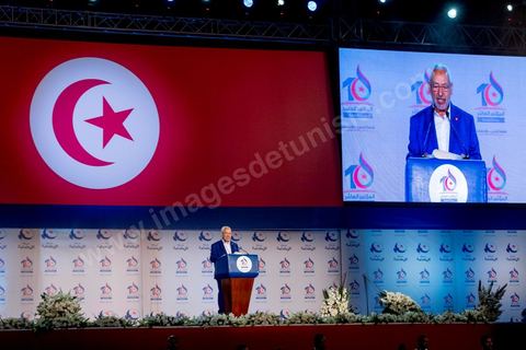 20 mai 2016 : Discours de  Rached Ghannouchi à l'ouverture du 10e congrès du Mouvement Ennahdha dans la garnde salle de sport de Radès, avec plusierus milliers de militants et de congressistes du parti Ennahdha. Mais l'événement fut bien la présence et le discours de Beji Caïd Essebsi, Président de la République élu il y a plus d'un an grâce à une campagne anti Ennahdha, mais avec qui il doit depuis cohabiter au pouvoir : "Je veux être franc avec vous, j'ai hésité à venir", a-t-il dit. Mais "je suis venu par considération pour les efforts de ce parti pour appuyer le consensus de réconciliation nationale"La cérémonie inaugurale s’est déroulée en présence du président de l’Assemblée des représentants du peuple, Mohamed Ennaceur, des membres de la coalition gouvernementale, de partis représentés et non représentés au parlement, de députés et de personnalités nationales, un show où il était bon d'être vu. Ce congrès doit marquer un tournant dans l'histoire du mouvement en actant la séparation entre activités politiques et religieuses. Au cours du week-end, le parti - pour lequel un changement de nom est évoqué - doit évaluer son action et tirer le bilan de ses deux ans au pouvoir au sein d'une "troïka".Il doit aussi adopter des "feuilles de route" politique, économique et sociale pour les années à venir.