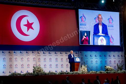 20 mai 2016 : Discours de  Rached Ghannouchi à l'ouverture du 10e congrès du Mouvement Ennahdha dans la garnde salle de sport de Radès, avec plusierus milliers de militants et de congressistes du parti Ennahdha. Mais l'événement fut bien la présence et le discours de Beji Caïd Essebsi, Président de la République élu il y a plus d'un an grâce à une campagne anti Ennahdha, mais avec qui il doit depuis cohabiter au pouvoir : "Je veux être franc avec vous, j'ai hésité à venir", a-t-il dit. Mais "je suis venu par considération pour les efforts de ce parti pour appuyer le consensus de réconciliation nationale"La cérémonie inaugurale s’est déroulée en présence du président de l’Assemblée des représentants du peuple, Mohamed Ennaceur, des membres de la coalition gouvernementale, de partis représentés et non représentés au parlement, de députés et de personnalités nationales, un show où il était bon d'être vu. Ce congrès doit marquer un tournant dans l'histoire du mouvement en actant la séparation entre activités politiques et religieuses. Au cours du week-end, le parti - pour lequel un changement de nom est évoqué - doit évaluer son action et tirer le bilan de ses deux ans au pouvoir au sein d'une "troïka".Il doit aussi adopter des "feuilles de route" politique, économique et sociale pour les années à venir.