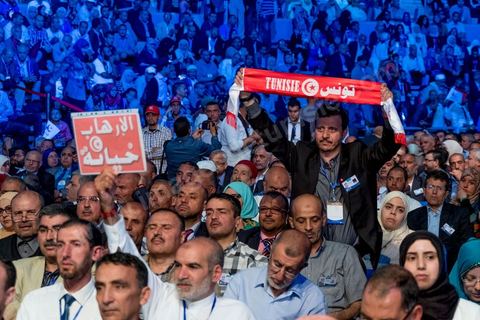 20 mai 2016 : ouverture du 10e congrès du Mouvement Ennahdha dans la garnde salle de sport de Radès, avec plusierus milliers de militants et de congressistes du parti Ennahdha. Mais l'événement fut bien la présence et le discours de Beji Caïd Essebsi, Président de la République élu il y a plus d'un an grâce à une campagne anti Ennahdha, mais avec qui il doit depuis cohabiter au pouvoir : "Je veux être franc avec vous, j'ai hésité à venir", a-t-il dit. Mais "je suis venu par considération pour les efforts de ce parti pour appuyer le consensus de réconciliation nationale"La cérémonie inaugurale s’est déroulée en présence du président de l’Assemblée des représentants du peuple, Mohamed Ennaceur, des membres de la coalition gouvernementale, de partis représentés et non représentés au parlement, de députés et de personnalités nationales, un show où il était bon d'être vu. Ce congrès doit marquer un tournant dans l'histoire du mouvement en actant la séparation entre activités politiques et religieuses. Au cours du week-end, le parti - pour lequel un changement de nom est évoqué - doit évaluer son action et tirer le bilan de ses deux ans au pouvoir au sein d'une "troïka".Il doit aussi adopter des "feuilles de route" politique, économique et sociale pour les années à venir.