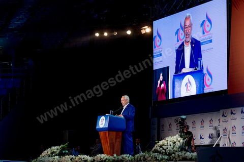 20 mai 2016 : Discours de  Rached Ghannouchi à l'ouverture du 10e congrès du Mouvement Ennahdha dans la garnde salle de sport de Radès, avec plusierus milliers de militants et de congressistes du parti Ennahdha. Mais l'événement fut bien la présence et le discours de Beji Caïd Essebsi, Président de la République élu il y a plus d'un an grâce à une campagne anti Ennahdha, mais avec qui il doit depuis cohabiter au pouvoir : "Je veux être franc avec vous, j'ai hésité à venir", a-t-il dit. Mais "je suis venu par considération pour les efforts de ce parti pour appuyer le consensus de réconciliation nationale"La cérémonie inaugurale s’est déroulée en présence du président de l’Assemblée des représentants du peuple, Mohamed Ennaceur, des membres de la coalition gouvernementale, de partis représentés et non représentés au parlement, de députés et de personnalités nationales, un show où il était bon d'être vu. Ce congrès doit marquer un tournant dans l'histoire du mouvement en actant la séparation entre activités politiques et religieuses. Au cours du week-end, le parti - pour lequel un changement de nom est évoqué - doit évaluer son action et tirer le bilan de ses deux ans au pouvoir au sein d'une "troïka".Il doit aussi adopter des "feuilles de route" politique, économique et sociale pour les années à venir.