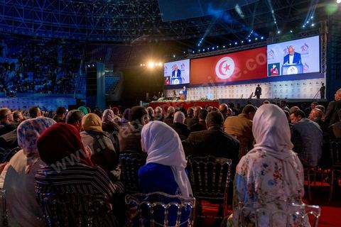 20 mai 2016 : Discours de  Rached Ghannouchi à l'ouverture du 10e congrès du Mouvement Ennahdha dans la garnde salle de sport de Radès, avec plusierus milliers de militants et de congressistes du parti Ennahdha. Mais l'événement fut bien la présence et le discours de Beji Caïd Essebsi, Président de la République élu il y a plus d'un an grâce à une campagne anti Ennahdha, mais avec qui il doit depuis cohabiter au pouvoir : "Je veux être franc avec vous, j'ai hésité à venir", a-t-il dit. Mais "je suis venu par considération pour les efforts de ce parti pour appuyer le consensus de réconciliation nationale"La cérémonie inaugurale s’est déroulée en présence du président de l’Assemblée des représentants du peuple, Mohamed Ennaceur, des membres de la coalition gouvernementale, de partis représentés et non représentés au parlement, de députés et de personnalités nationales, un show où il était bon d'être vu. Ce congrès doit marquer un tournant dans l'histoire du mouvement en actant la séparation entre activités politiques et religieuses. Au cours du week-end, le parti - pour lequel un changement de nom est évoqué - doit évaluer son action et tirer le bilan de ses deux ans au pouvoir au sein d'une "troïka".Il doit aussi adopter des "feuilles de route" politique, économique et sociale pour les années à venir.