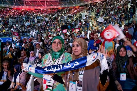 20 mai 2016 : ouverture du 10e congrès du Mouvement Ennahdha dans la garnde salle de sport de Radès, avec plusierus milliers de militants et de congressistes du parti Ennahdha. Mais l'événement fut bien la présence et le discours de Beji Caïd Essebsi, Président de la République élu il y a plus d'un an grâce à une campagne anti Ennahdha, mais avec qui il doit depuis cohabiter au pouvoir : "Je veux être franc avec vous, j'ai hésité à venir", a-t-il dit. Mais "je suis venu par considération pour les efforts de ce parti pour appuyer le consensus de réconciliation nationale"La cérémonie inaugurale s’est déroulée en présence du président de l’Assemblée des représentants du peuple, Mohamed Ennaceur, des membres de la coalition gouvernementale, de partis représentés et non représentés au parlement, de députés et de personnalités nationales, un show où il était bon d'être vu. Ce congrès doit marquer un tournant dans l'histoire du mouvement en actant la séparation entre activités politiques et religieuses. Au cours du week-end, le parti - pour lequel un changement de nom est évoqué - doit évaluer son action et tirer le bilan de ses deux ans au pouvoir au sein d'une "troïka".Il doit aussi adopter des "feuilles de route" politique, économique et sociale pour les années à venir.