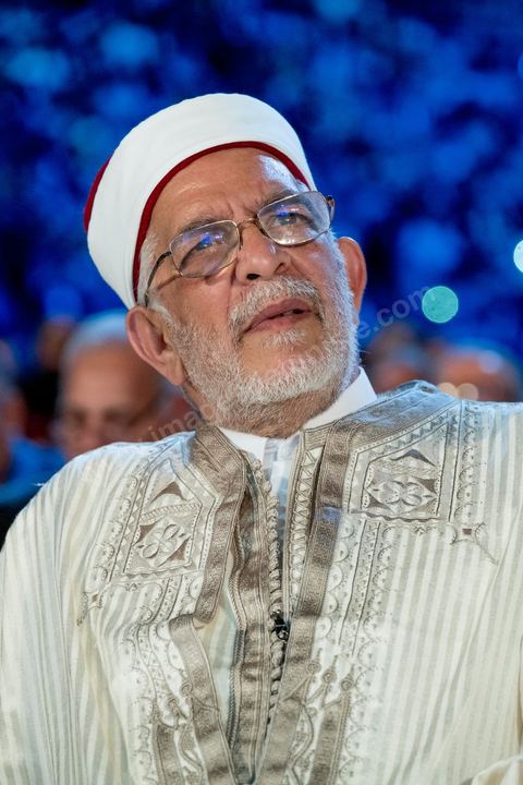 20 mai 2016 : Abdelfattah Mourou à l'ouverture du 10e congrès du Mouvement Ennahdha dans la garnde salle de sport de Radès, avec plusierus milliers de militants et de congressistes du parti Ennahdha. Mais l'événement fut bien la présence et le discours de Beji Caïd Essebsi, Président de la République élu il y a plus d'un an grâce à une campagne anti Ennahdha, mais avec qui il doit depuis cohabiter au pouvoir : "Je veux être franc avec vous, j'ai hésité à venir", a-t-il dit. Mais "je suis venu par considération pour les efforts de ce parti pour appuyer le consensus de réconciliation nationale"La cérémonie inaugurale s’est déroulée en présence du président de l’Assemblée des représentants du peuple, Mohamed Ennaceur, des membres de la coalition gouvernementale, de partis représentés et non représentés au parlement, de députés et de personnalités nationales, un show où il était bon d'être vu. Ce congrès doit marquer un tournant dans l'histoire du mouvement en actant la séparation entre activités politiques et religieuses. Au cours du week-end, le parti - pour lequel un changement de nom est évoqué - doit évaluer son action et tirer le bilan de ses deux ans au pouvoir au sein d'une "troïka".Il doit aussi adopter des "feuilles de route" politique, économique et sociale pour les années à venir.