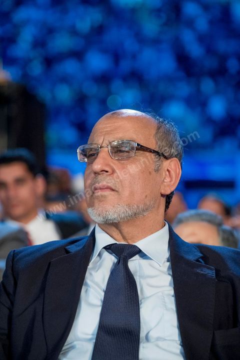 20 mai 2016 : Hammadi Jebali à l'ouverture du 10e congrès du Mouvement Ennahdha dans la garnde salle de sport de Radès, avec plusierus milliers de militants et de congressistes du parti Ennahdha. Mais l'événement fut bien la présence et le discours de Beji Caïd Essebsi, Président de la République élu il y a plus d'un an grâce à une campagne anti Ennahdha, mais avec qui il doit depuis cohabiter au pouvoir : "Je veux être franc avec vous, j'ai hésité à venir", a-t-il dit. Mais "je suis venu par considération pour les efforts de ce parti pour appuyer le consensus de réconciliation nationale"La cérémonie inaugurale s’est déroulée en présence du président de l’Assemblée des représentants du peuple, Mohamed Ennaceur, des membres de la coalition gouvernementale, de partis représentés et non représentés au parlement, de députés et de personnalités nationales, un show où il était bon d'être vu. Ce congrès doit marquer un tournant dans l'histoire du mouvement en actant la séparation entre activités politiques et religieuses. Au cours du week-end, le parti - pour lequel un changement de nom est évoqué - doit évaluer son action et tirer le bilan de ses deux ans au pouvoir au sein d'une "troïka".Il doit aussi adopter des "feuilles de route" politique, économique et sociale pour les années à venir.